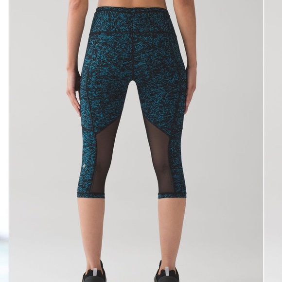 Lululemon Outrun 17" Crop
Iced Wave Capri Black / Black - Picture 1 of 7
